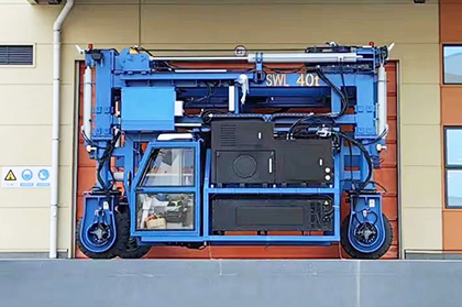 Container-Straddle-Carrier04